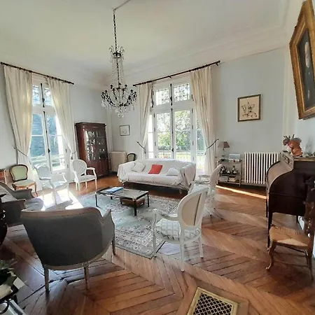 Aile Château Du Bois Des Faulx * La Chapelle-du-Bois-des-Faulx